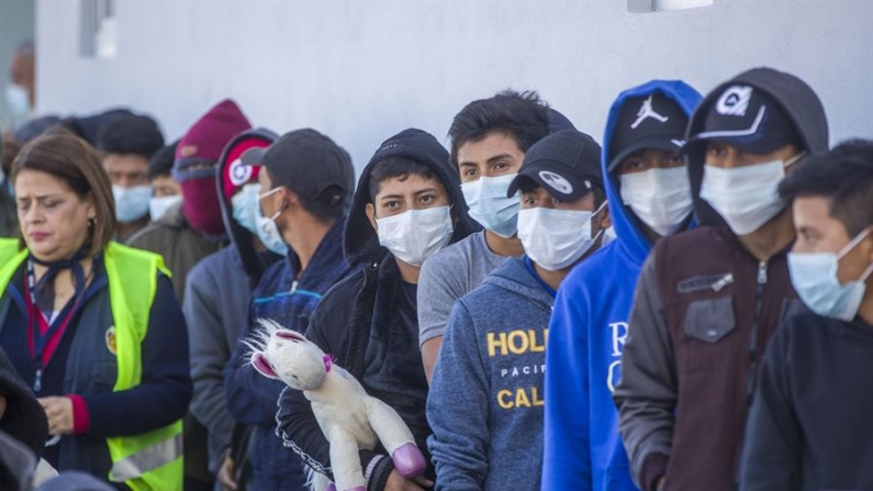 El Instituto Nacional de Migración de México (INM) informó este miércoles de la detección de un vuelo en Chiapas, estado de la frontera sur del país, que pretendía llevar a seis migrantes en situación irregular de Jordania y Egipto hasta Sonora, entidad limítrofe con Estados Unidos. Imagen de archivo. EFE/Esteban Biba