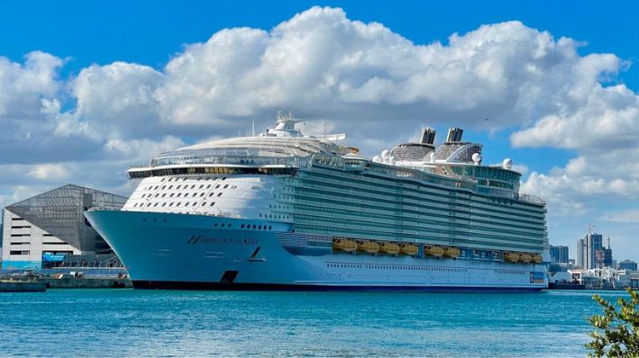 El crucero "The Harmony of the Seas", de la flota de Royal Caribbean International, aparece anclado en un muelle del puerto de Miami, Florida, el 23 de diciembre de 2020. (DANIEL SLIM/AFP vía Getty Images)