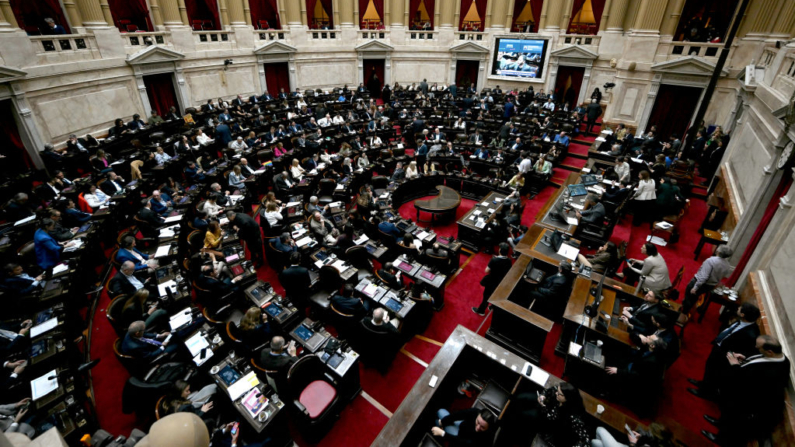 Los diputados de Argentina asisten a un debate para revertir un veto del presidente Javier Milei a una ley para aumentar las pensiones en Buenos Aires (Argentina) el 11 de septiembre de 2024. (Luis Robayo/AFP vía Getty Images)