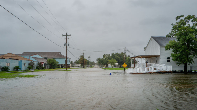 Las inundaciones llenan un vecindario cuando el huracán Francine avanza el 11 de septiembre de 2024 en Dulac, Louisiana. (Brandon Bell/Getty Images)