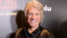 VIDEO: La estrella de rock Jon Bon Jovi y su equipo convencen a una mujer de no saltar de un puente