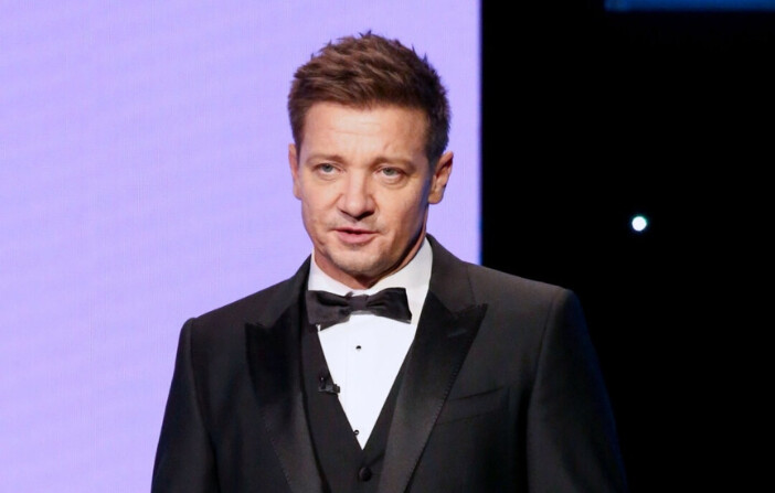 Jeremy Renner habla en el escenario durante los 35th Annual American Cinematheque Awards Honoring Scarlett Johansson en The Beverly Hilton en Beverly Hills, California, el 18 de noviembre de 2021. (Tommaso Boddi/Getty Images). 