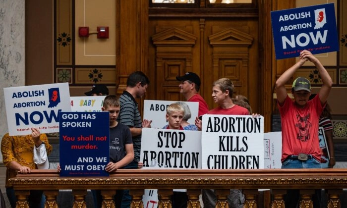 Activistas provida sostienen carteles dentro del edificio del Capitolio del Estado de Indiana en Indianápolis, Indiana, el 25 de julio de 2022. (Jon Cherry/Getty Images)
