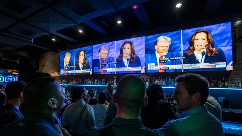 La gente observa el debate presidencial entre la candidata presidencial demócrata, la vicepresidenta Kamala Harris, y el candidato presidencial republicano, el expresidente Donald Trump, en un bar de la ciudad de Nueva York el 10 de septiembre de 2024. (Samira Bouaou/The Epoch Times)
