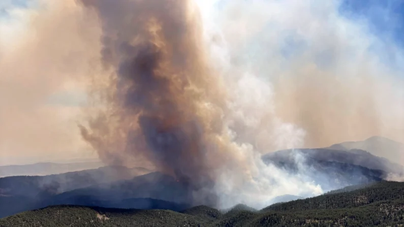 Esta imagen proporcionada por el Servicio Forestal del USDA muestra el incendio de Alexander Mountain cerca de Loveland, Colorado, el martes 30 de julio de 2024. (Jason Sieg/Servicio Forestal del USDA vía AP)
