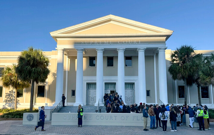 La gente se reúne frente a la Corte Suprema de Florida, donde los jueces escucharán argumentos sobre un tema propuesto en la boleta electoral sobre el aborto, en Tallahassee el 7 de febrero de 2024. (Brendan Farrington/AP Photo)