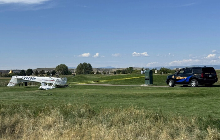 Esta foto facilitada por la Oficina del Sheriff del Condado de Douglas, Colorado, muestra una avioneta, a la izquierda, que aterrizó boca abajo y se estrelló en un campo de golf del área de Denver el miércoles 11 de septiembre de 2024. (Oficina del Sheriff del condado de Douglas vía AP). 