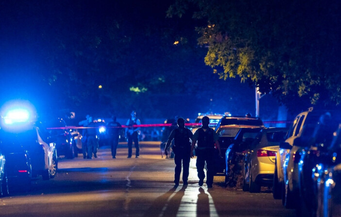 ARCHIVO — La policía de Chicago trabaja en la escena donde dos agentes de policía fueron baleados durante una parada de tráfico a lo largo del bloque 6300 de South Bell en el barrio de West Englewood, el 7 de agosto de 2021. (Tyler LaRiviere/Chicago Sun-Times vía AP, Archivo). 