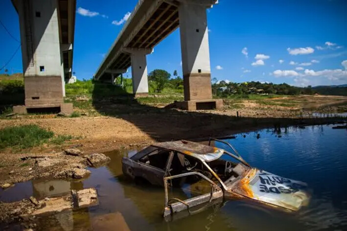 Un coche desgastado con un texto que dice en portugués: “Bienvenido al desierto de Cantareira” a orillas del embalse de Atibainha, parte del Sistema Cantareira que suministra agua a la ciudad de Sao Paulo, Nazare Paulista, Brasil. (Victor Moriyama/Getty Images)