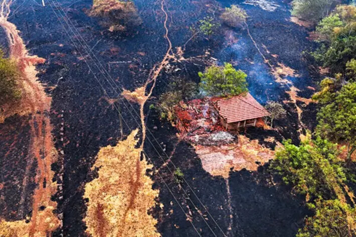 Una vista aérea muestra una casa afectada por un incendio en los alrededores de la carretera SP-330 en Ribeirao Preto, estado de Sao Paulo, Brasil, el 25 de agosto de 2024.