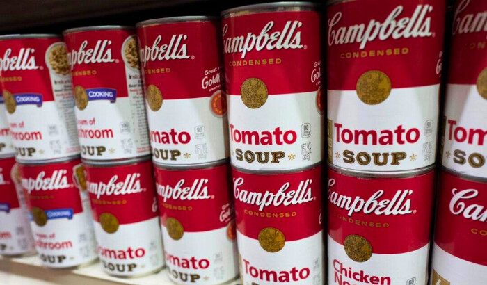 Latas de sopa Campbell's se exhiben en un supermercado de Nueva York el 25 de marzo de 2021. (Mark Lennihan/AP Photo)