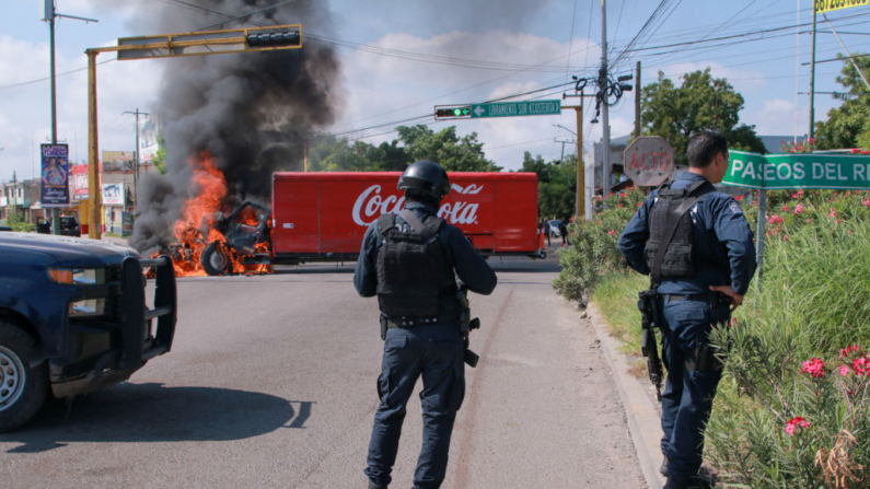 Se ve un camión en llamas en las calles de Culiacán, estado de Sinaloa, México, el 11 de septiembre de 2024. (Ivan Medina/AFP vía Getty Images)