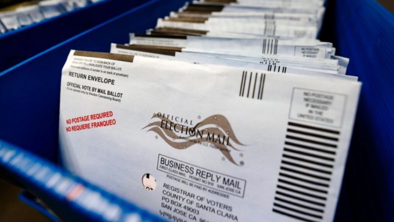 Votos por correo en bandejas antes de ser clasificados en la oficina de registro de votantes del condado de Santa Clara en San José, California, el 13 de octubre de 2020. (Justin Sullivan/Getty Images)