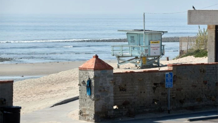 Vista de la playa y un puesto de socorrismo en Malibú, California, el 1 de abril de 2020. (Jean-Baptiste Lacroix/AFP vía Getty Images)
