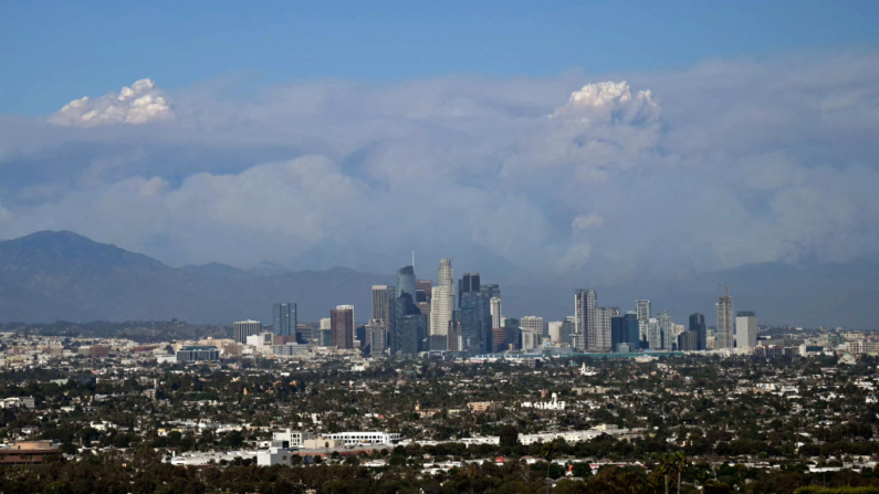 Columnas de humo se elevan de los incendios forestales en las montañas del condado de San Bernardino como se ve desde Kenneth Hahn Park en Baldwin Hills, Los Ángeles, California el 10 de septiembre de 2024. (PATRICK T. FALLON/AFP vía Getty Images)