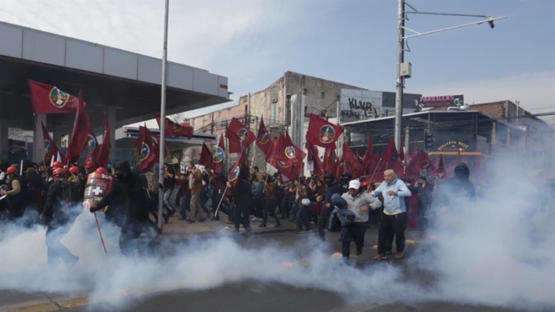 Personas corren luego de ser afectadas por un gas lacrimógeno durante una manifestación, este domingo 8 de septiembre de 2024, en Santiago (Chile). EFE/Ailen Díaz