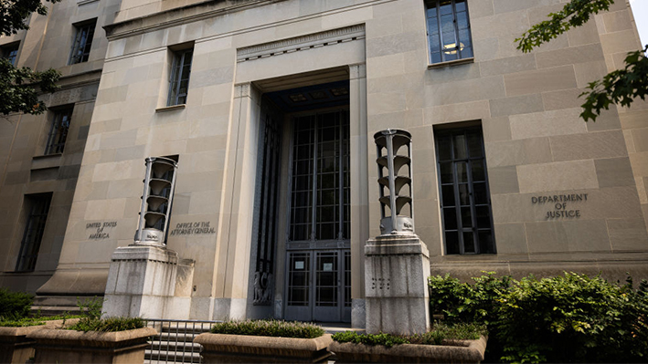 El edificio del Departamento de Justicia de EE. UU. es visto el 21 de agosto de 2024 en Washington, DC. (Fotografía de Tierney L. Cross/Getty Images)