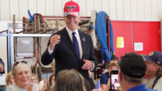 Biden usa una gorra de Trump como gesto de “unidad”, dice la Casa Blanca