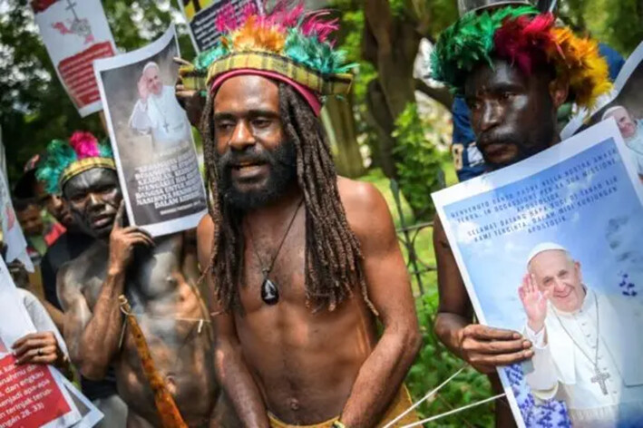 Papúes participan en una protesta celebrada frente a la misión diplomática del Vaticano, en Yakarta el 4 de septiembre de 2024, para solicitar la intervención inmediata del papa Francisco contra las operaciones militares del gobierno indonesio en la provincia de Papúa. (Bay Ismoyo/AFP vía Getty Images)