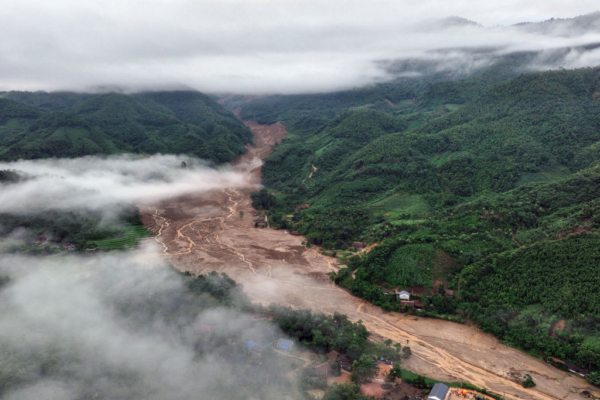 Esta foto aérea muestra el lugar de un deslizamiento de tierra en la remota aldea montañosa de Lang Nu, en la provincia de Lao Cai, el 12 de septiembre de 2024, tras el paso del tifón Yagi por el norte de Vietnam. (Foto de STR/AFP vía Getty Images)