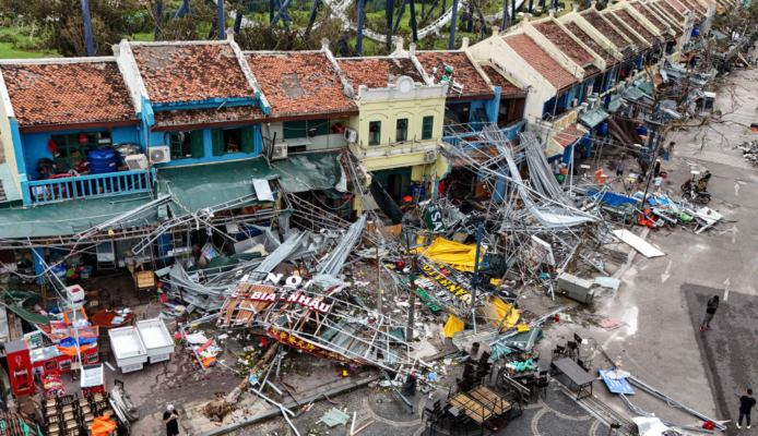 Esta imagen aérea muestra edificios dañados y escombros en una calle después de que el súper tifón Yagi azotara Ha Long, en la provincia de Quang Ninh, el 8 de septiembre de 2024. (Nhac Nguyen/AFP vía Getty Images)