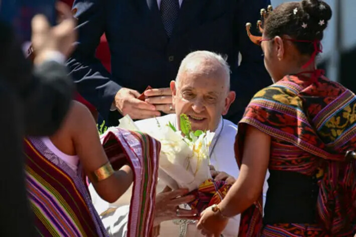 El Papa Francisco (centro) es recibido a su llegada al aeropuerto internacional Presidente Nicolau Lobato de Dili, el 9 de septiembre de 2024. (Tiziana Fabi/AFP vía Getty Images)