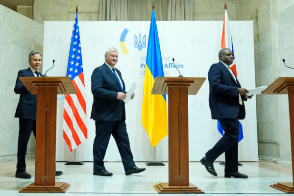 El Secretario de Estado de EEUU Antony Blinken (I), el ministro de Asuntos Exteriores de Ucrania, Andrii Sybiha, y el secretario de Asuntos Exteriores británico, David Lammy, en una rueda de prensa tras una reunión con el presidente de Ucrania en Kiev, el 11 de septiembre de 2024 (Mark Schiefelbein / POOL / AFP vía Getty Images)