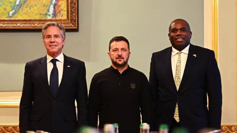 El secretario de Estado de EE.UU. Antony Blinken, el presidente de Ucrania Volodimir Zelenski y el ministro de Asuntos Exteriores del Reino Unido David Lammy asisten a una reunión trilateral el 11 de septiembre de 2024 en Kyiv, Ucrania. (Leon Neal/Getty Images)Lammy attend a trilateral meeting on September 11, 2024 in Kyiv, Ukraine. The British Foreign Secretary David Lammy joined his American counterpart Antony Blinken on a visit to Ukraine to discuss the country's military needs in its fight against Russia. (Photo by Leon Neal/Getty Images)