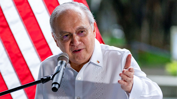 El embajador de Filipinas en Estados Unidos, José Manuel Romualdez, habla durante la firma de una subvención de la Agencia de Comercio y Desarrollo de Estados Unidos para la energía eólica marina en Ayala Triangle Gardens, en Manila, el 6 de agosto de 2022. (Andrew Harnik/Pool/AFP vía Getty Images)