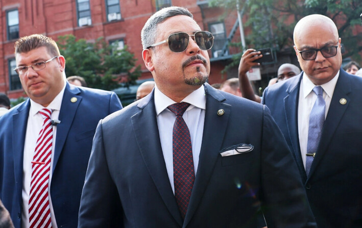 Edward Caban (centro), comisionado del Departamento de Policía de Nueva York, en una imagen de archivo. (Michael M. Santiago/Getty Images)