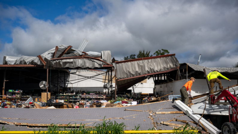 La gente evalúa los restos después de que el huracán Francine arrasara el área el 12 de septiembre de 2024 en Houma, Luisiana (EE.UU.). (Brandon Bell/Getty Images)