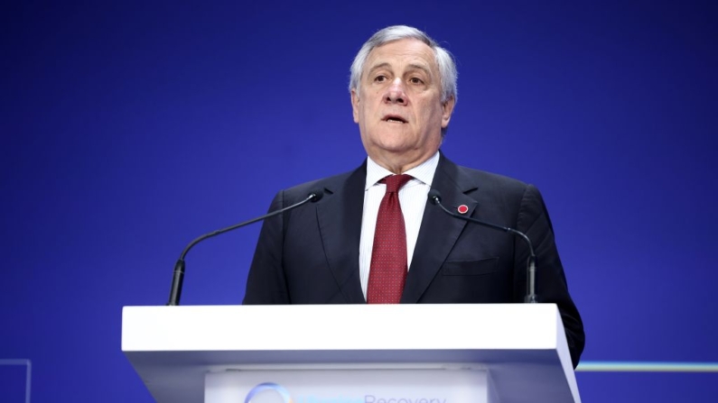 El ministro de Relaciones Exteriores de Italia, Antonio Tajani, se dirige a la sesión inaugural del primer día de la Conferencia de Recuperación de Ucrania en el InterContinental London 02 el 21 de junio de 2023 en Londres, Inglaterra. (Henry Nicholls - WPA Pool/Getty Images)