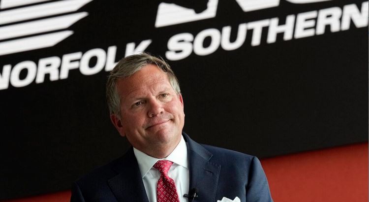 El CEO de Norfolk Southern Railroad, Alan Shaw, habla durante una entrevista en Atlanta el 21 de junio de 2023. (AP Photo/John Bazemore)