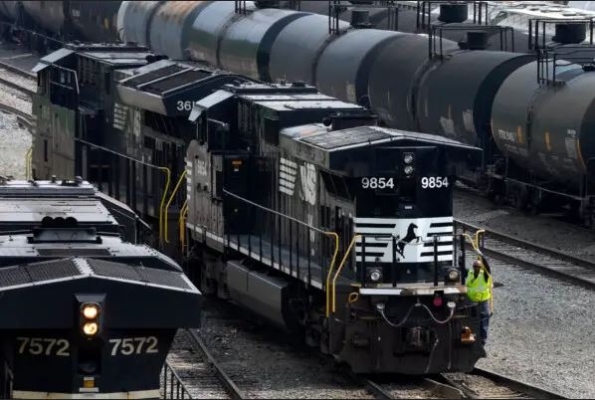 Locomotoras de Norfolk Southern se desplazan por la terminal de Conway, en Conway, Pensilvania, el 17 de junio de 2023. (AP Photo/Gene J. Puskar)