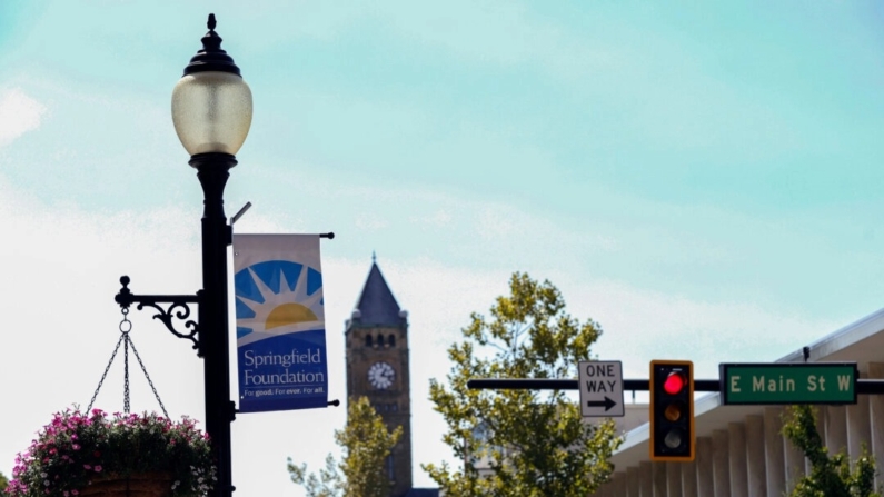 Una señal cuelga de una farola en la intersección de Main Street y Fountain Avenue en Springfield, Ohio, el 11 de septiembre de 2024. (Paul Vernon/Foto AP). 