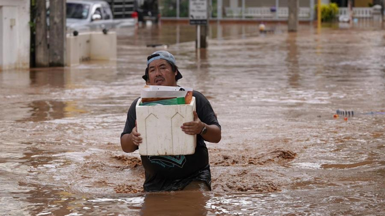 La población local camina a través de las aguas de las inundaciones después de fuertes lluvias en zonas urbanas de la provincia de Chiang Rai, al norte de Tailandia, el 12 de septiembre de 2024. EFE/EPA/Chatkla Samnaingjam