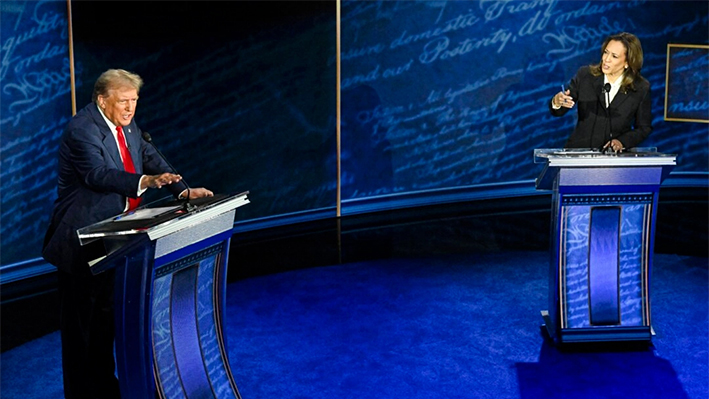 El expresidente Donald Trump y la vicepresidenta Kamala Harris hablan durante un debate presidencial en el National Constitution Center de Filadelfia el 10 de septiembre de 2024. (SAUL LOEB/AFP vía Getty Images)
