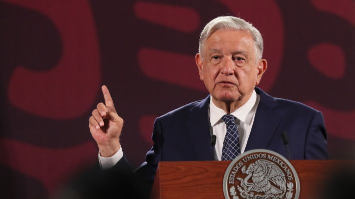 El expresidente de México, Andrés Manuel López Obrador, habla durante una rueda de prensa matutina en Palacio Nacional de la Ciudad de México, México, el 12 de septiembre de 2024. (EFE/Mario Guzmán)