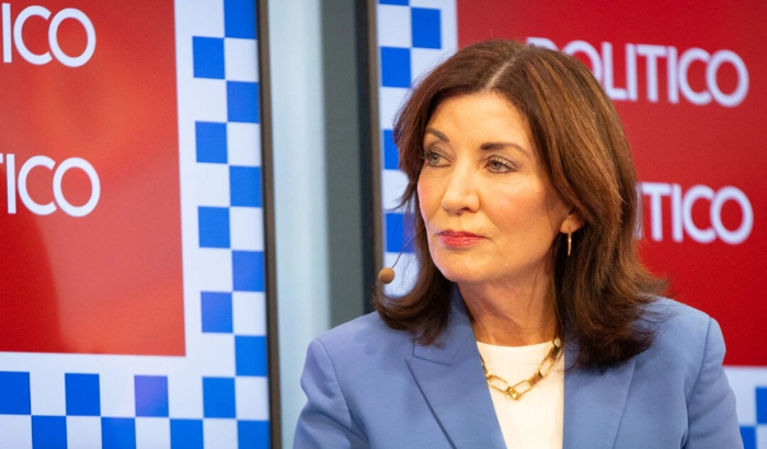 La gobernadora de Nueva York, Kathy Hochul, habla en Chicago, Illinois, el 19 de agosto de 2024. (John Fredricks/The Epoch Times)