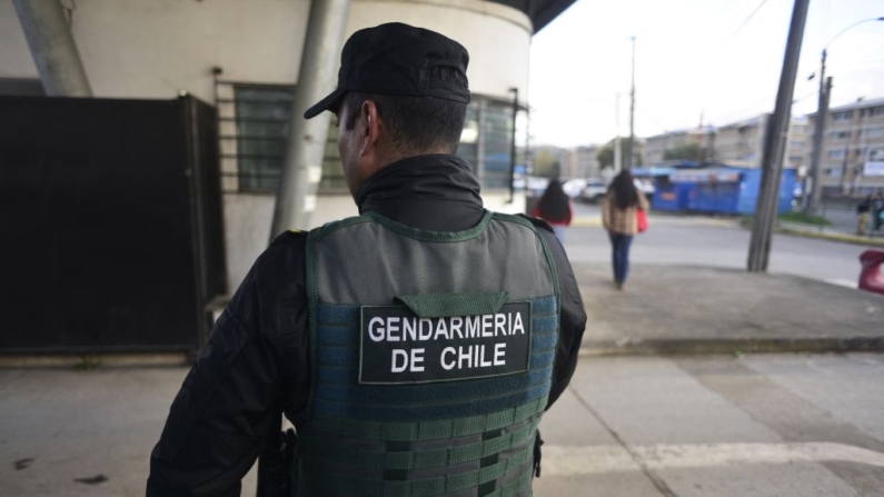 Un gendarme del complejo penitenciario de Biobío protege el complejo donde se encuentra detenido el líder mapuche Héctor Llaitul en Concepción, Chile, el 7 de mayo de 2024. (Guillermo Salgado/AFP vía Getty Images)