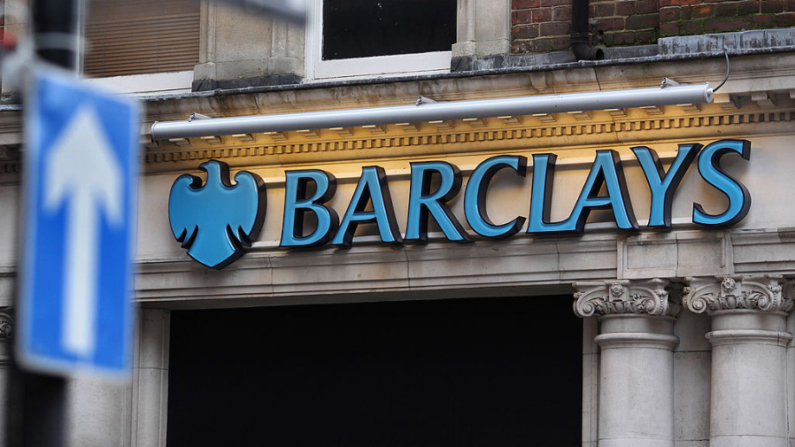 La señalización de una sucursal del banco Barclays en el centro de Londres el 15 de febrero de 2011 en Londres, Inglaterra. (Oli Bufanda/Getty Images)