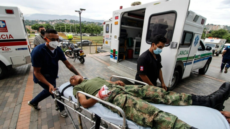 Trabajadores médicos llevan a un soldado herido en una camilla en un hospital después de una explosión en Cúcuta, Colombia, el 15 de junio de 2021.  (Schneyder Mendoza/AFP vía Getty Images)