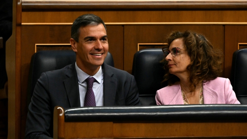 El presidente del Gobierno español, Pedro Sánchez, y la ministra de Presupuestos, María Jesús Montero (d), asisten a una sesión plenaria previa a la votación sobre la aprobación definitiva de la ley de amnistía para los independentistas catalanes en el Congreso, en Madrid, el 30 de mayo de 2024. (Photo by JAVIER SORIANO/AFP via Getty Images)