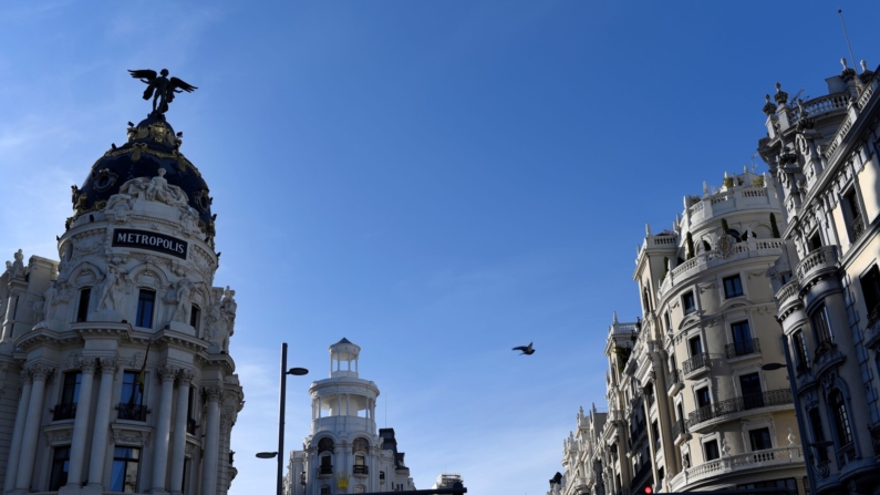 Una vista general muestra algunos de los edificios, incluido el Metrópolis, en la Gran Vía, la principal avenida del centro de Madrid, el 16 de octubre de 2020. - (Foto de GABRIEL BOUYS/AFP vía Getty Images)