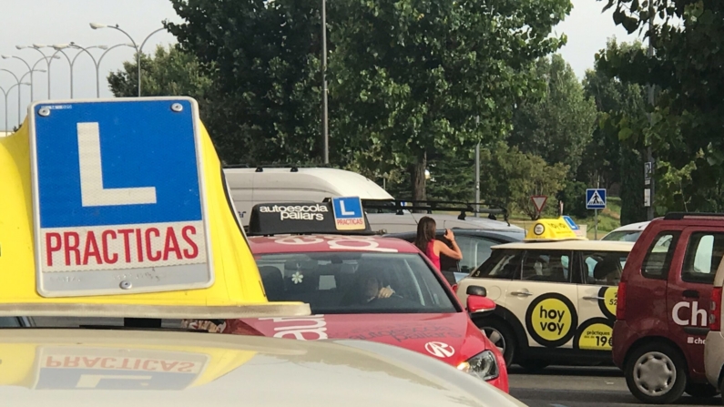 Imagen de archivo de varios vehículos de autoescuelas ante una sede de la DGT. EFE/Ramón Gabriel