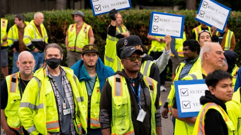 Los trabajadores de la fábrica de Boeing sostienen carteles ante un salón sindical del Distrito 751 de la Asociación Internacional de Maquinistas y Trabajadores Aeroespaciales, en Renton, Washington, el 12 de septiembre de 2024, mientras se preparan para votar sobre su primer contrato completo en 16 años. (David Ryder/Reuters)