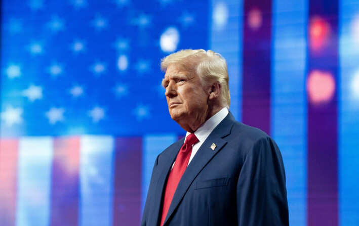 El candidato presidencial republicano y expresidente estadounidense Donald Trump sube al escenario durante un mitin de campaña en el Desert Diamond Arena, en Glendale, Arizona, el 23 de agosto de 2024. (Rebecca Noble/Getty Images)