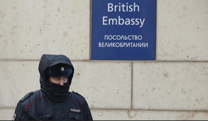 Un policía ruso camina frente a la embajada británica en Moscú, Rusia, 17 de marzo de 2018. (Reuters/David Mdzinarishvili)