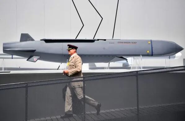 Un militar pasa junto a un misil MBDA Storm Shadow/Scalp en el Farnborough Airshow, al suroeste de Londres, el 17 de julio de 2018. (Ben Stansall/AFP vía Getty Images)