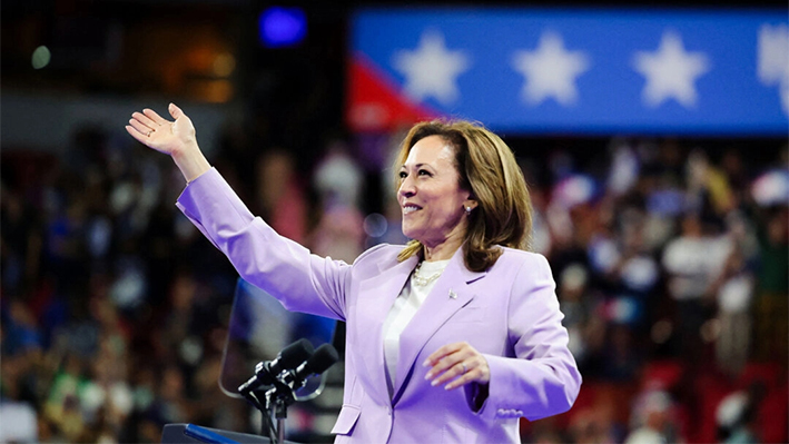 La vicepresidenta y candidata presidencial demócrata Kamala Harris hace campaña en la Universidad de Nevada en Las Vegas el 10 de agosto. (Ronda Churchill/AFP vía Getty Images)